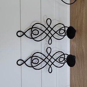 Wall hanging pillar holders